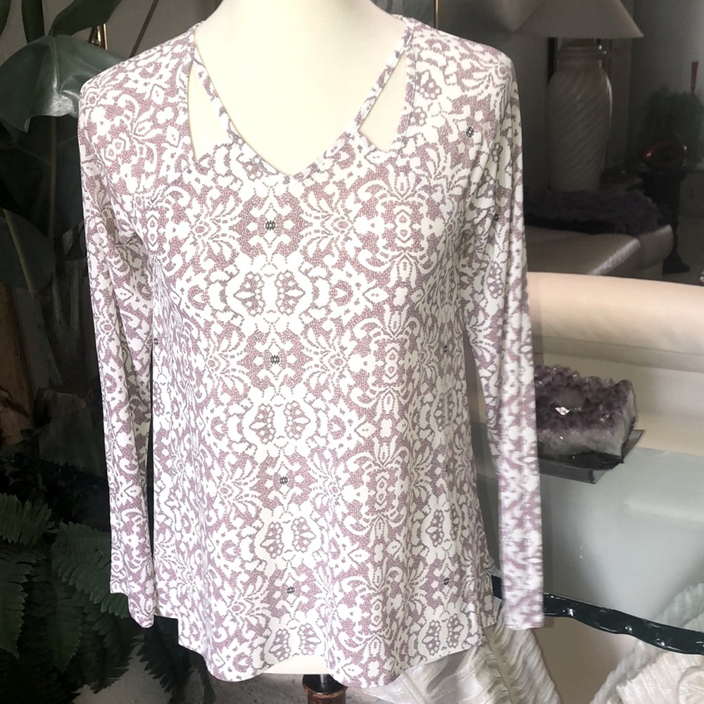SZ XS NWT V NECK WITH 4 CUT OUTS AT NECK LONG SLEEVE